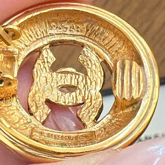 CHANEL Vintage Gold Earrings - Picture 4 of 8